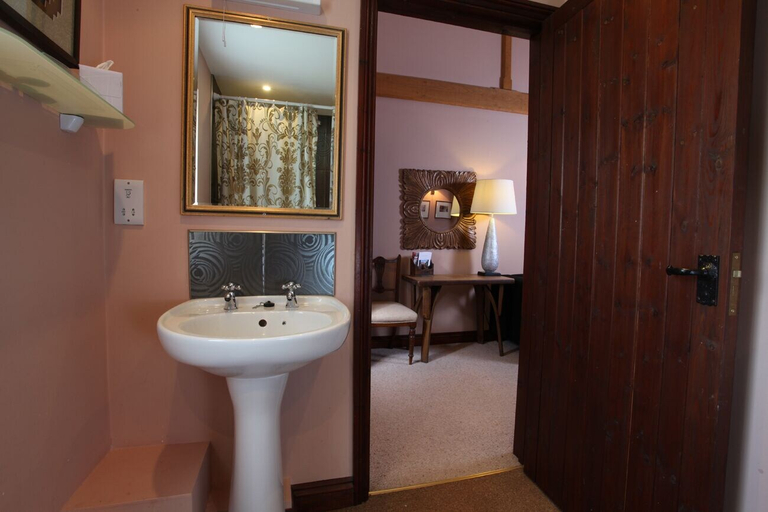 Bathroom 3, Cornfields Hotel & Restaurant, Bedfordshire
