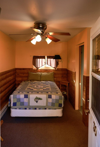 Bedroom 2, Twin Pines Lodge & Cabins, Fremont