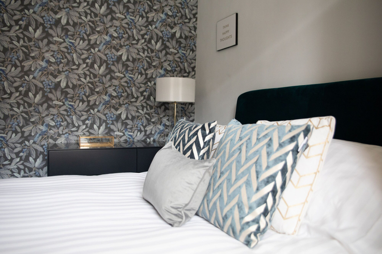 Room 5, York Minster-3 Bed-sleeps 6-fireplace-free Parking, York