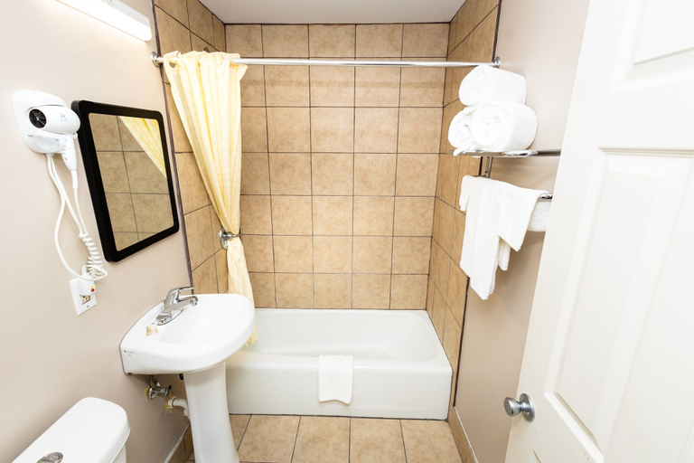 Bathroom, Oxford Inn, Butler