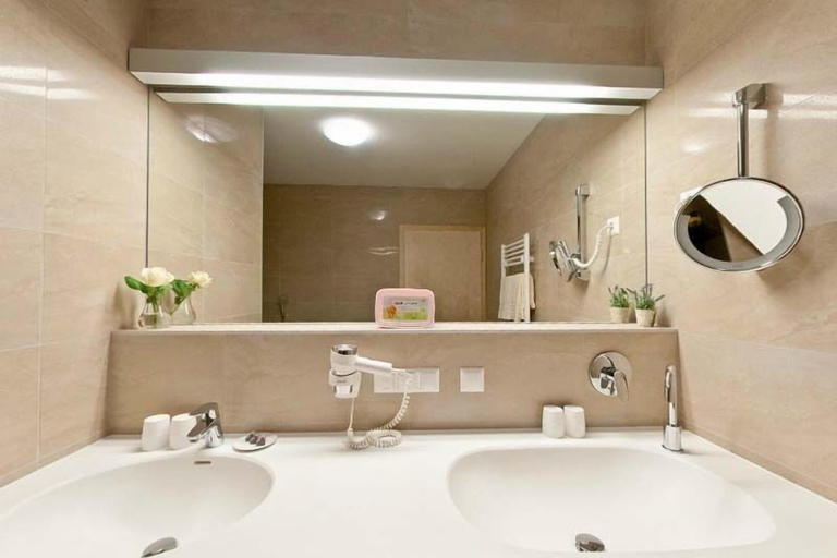 Bathroom 5, Familienhotel Trebesingerhof - All Inclusive, Spittal an der Drau