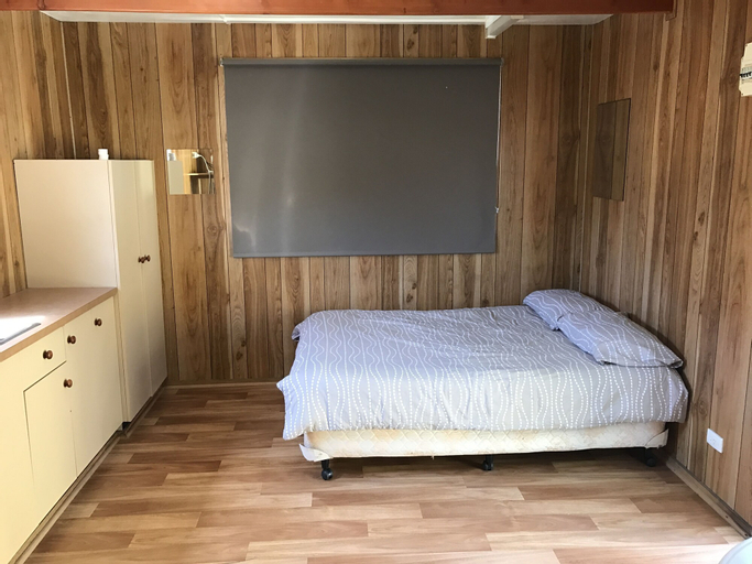 Bedroom 2, The Waterwheel Beach Cabins - Caravan Park, E. Gippsland - Orbost