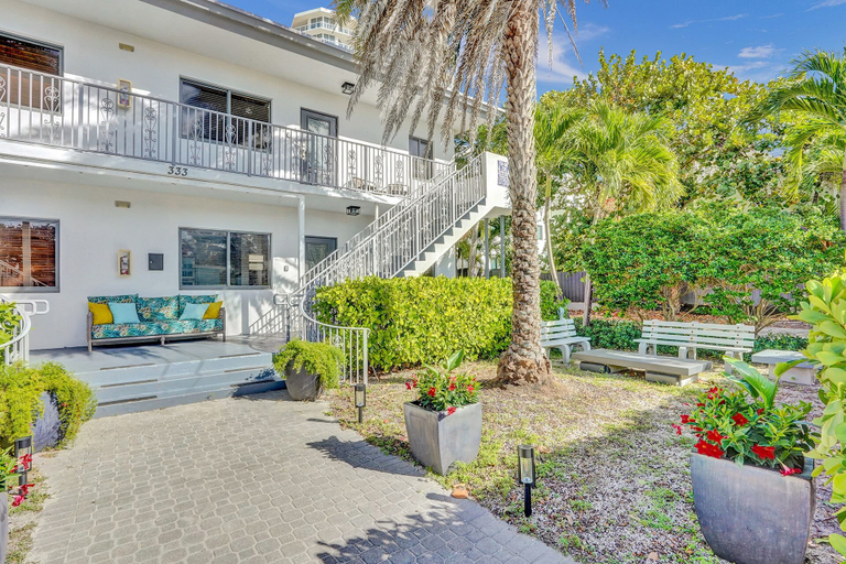 Exterior & Views 2, Waves on Walnut, Broward