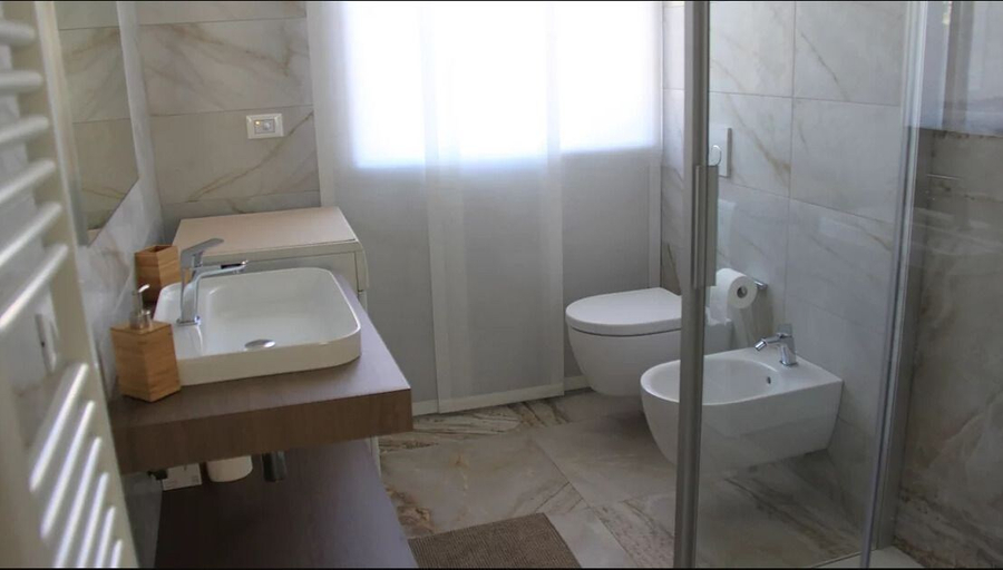 Bathroom 3, Domus Helios, Trento