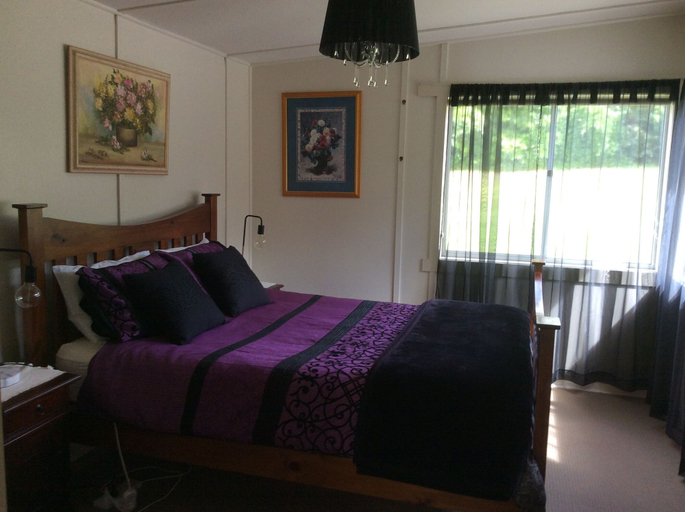 Bedroom 3, Charm on Douglas, Glamorgan-Spring Bay