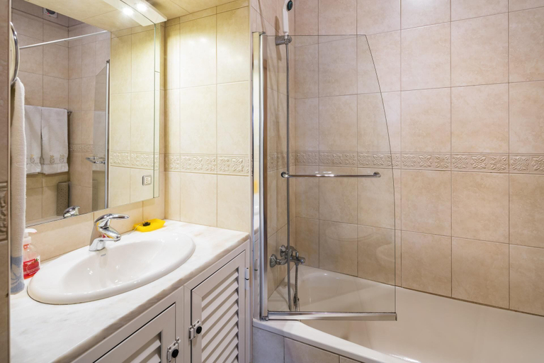 Bathroom, Private 2 Bed Apartment in Albufeira Old Town, Albufeira