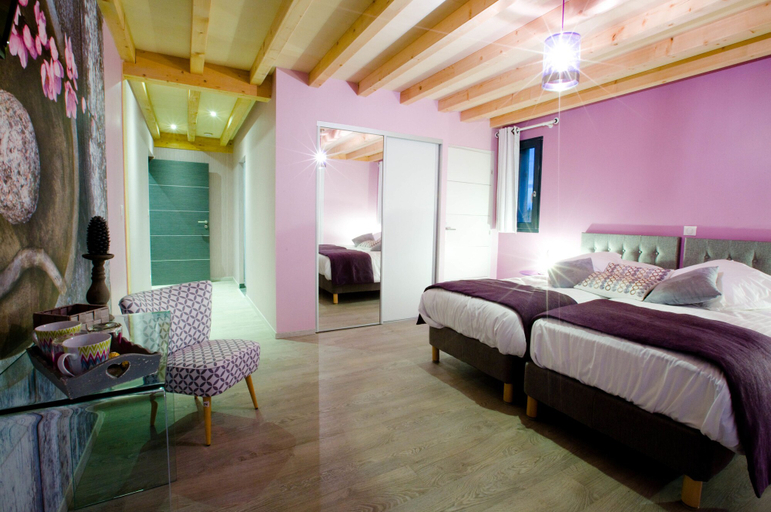 Bedroom 2, Ome Sweet Home, Aube
