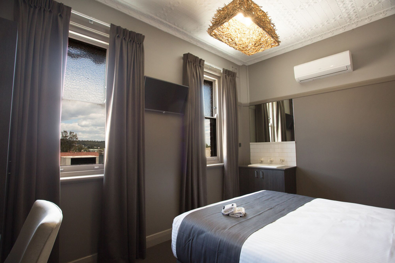 Bedroom 2, Nags Head Hotel, Newcastle - Throsby