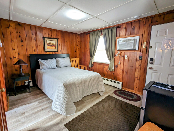 Bedroom 3, Riverside Motel, Niagara