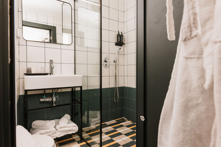 Bathroom 5, The Seven Seas Tel Aviv