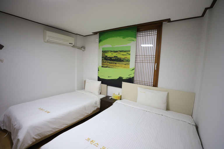 Bedroom 5, Twins Hotel, Jeju