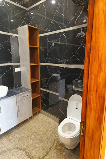 Bathroom 3, Hotel Right Palace And Banquet, Delhi