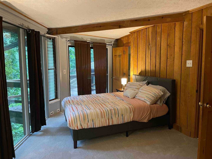 Bedroom 2, Treetops in Town, Kanawha