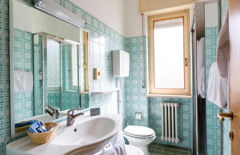 Bathroom 3, Club Hotel Olivi, Verona