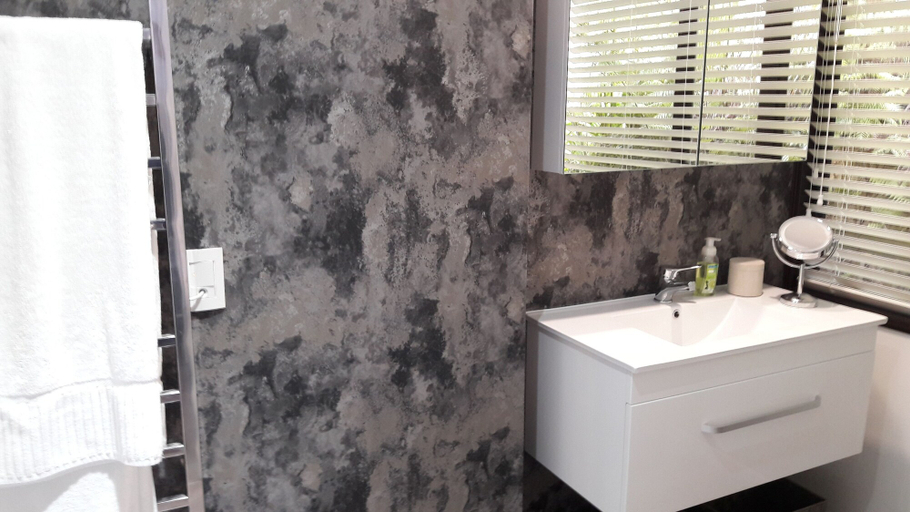 Bathroom 4, Water's Edge Holiday Homes, Far North