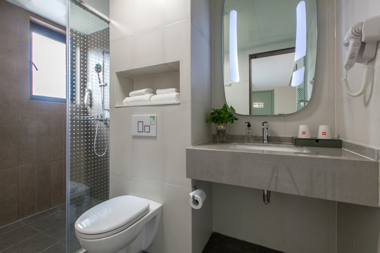 Bathroom 3, Ibis Wuhan Hubu Alley Hotel, Wuhan