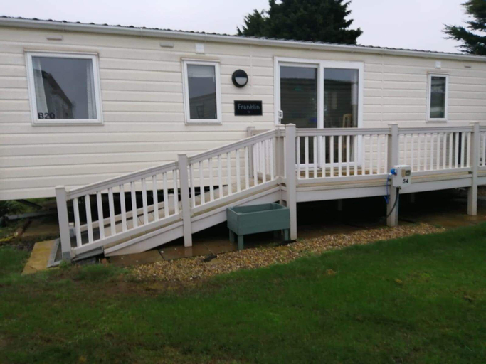 Exterior & Views 1, 3 Bedroom Chalet in Hunstanton Pets go Free, Cambridgeshire
