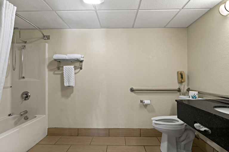 Bathroom 4, Best Western Windsor Suites, Washington