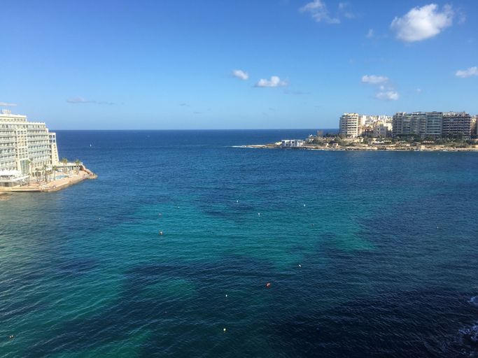 Beach, Seafront Penthouse Triplex- Roof Terrace & Hot Tub, St Julian's