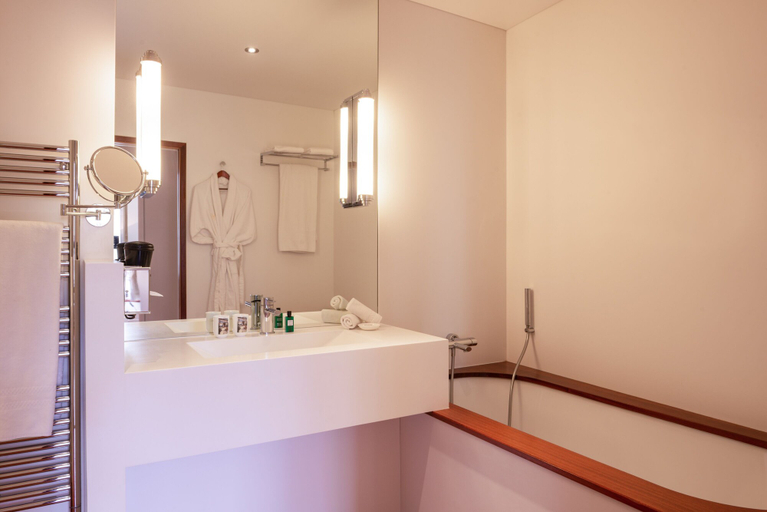 Bathroom 3, L'Hôtel de Beaune, Côte-d'Or