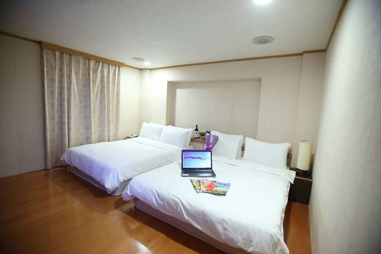 Bedroom 2, Funhouse Hsinchu, Hsinchu City