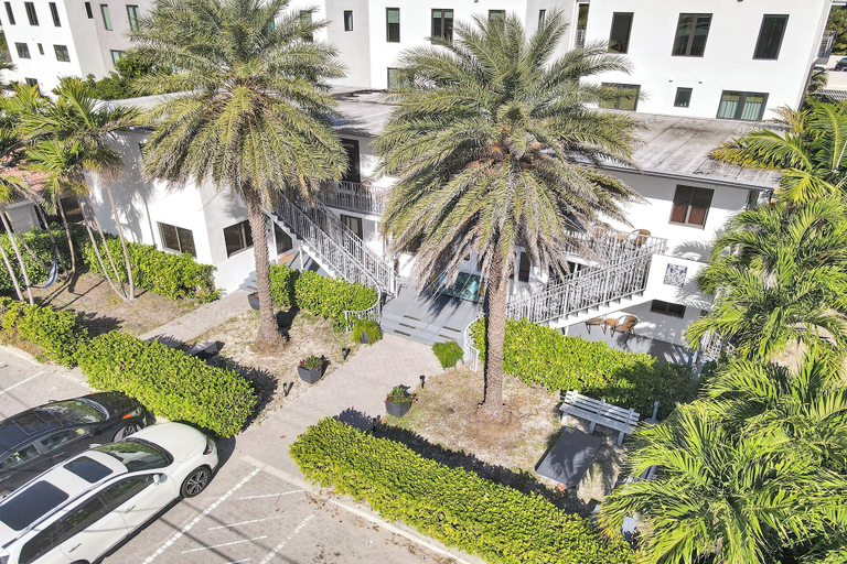 Exterior & Views 2, Waves on Walnut, Broward