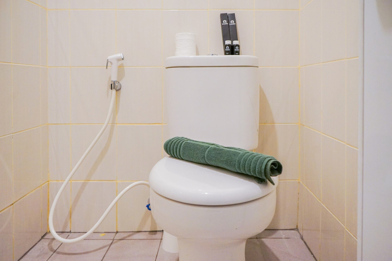 Bathroom, Minimalist Style Studio Ayodhya Apartment, Tangerang