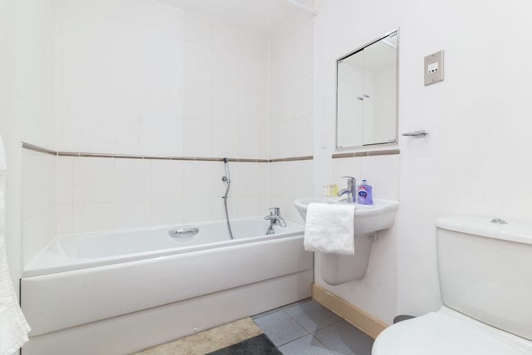 Bathroom 4, Austin David Apt - Amazing Dock View, London