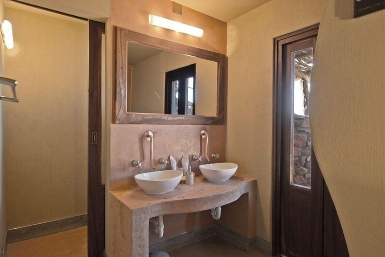 Bathroom 4, Hoodia Desert Lodge, Gibeon