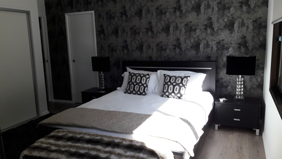 Bedroom 2, Water's Edge Holiday Homes, Far North