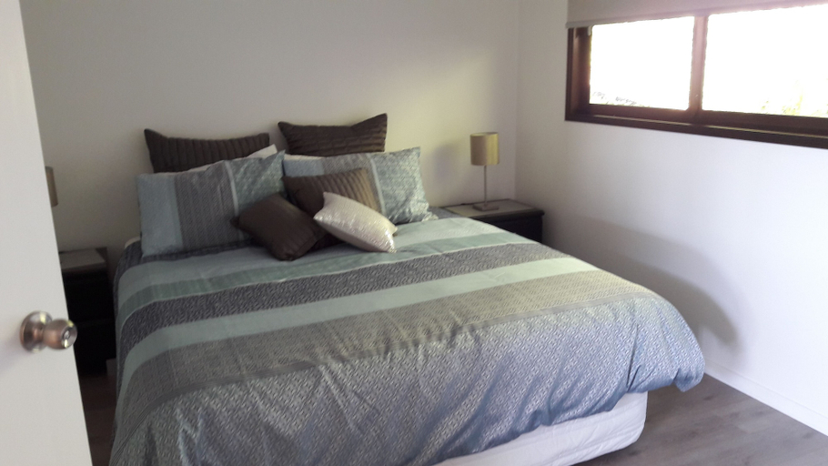 Bedroom 3, Water's Edge Holiday Homes, Far North