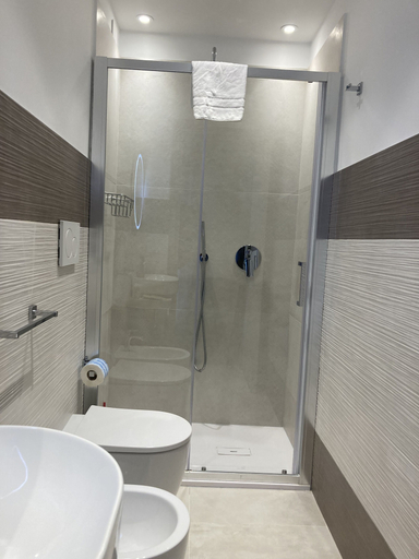 Bathroom 5, Divina Holiday, Salerno