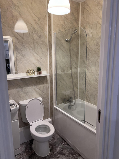 Bathroom, Fantastic 1-bedroom Flat, Surrey