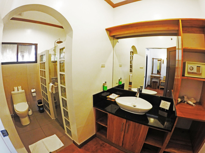 Bathroom 3, Pura Vida Beach & Dive Resort, Dauin