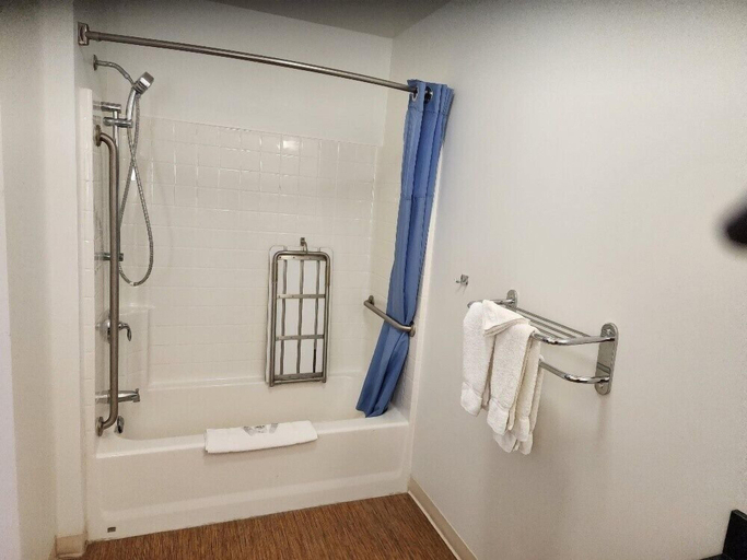 Bathroom 4, Motel 6 Moosomin, SK, Division No. 5
