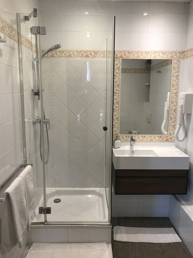 Bathroom 5, Le Clos Saint Nicolas, Yvelines