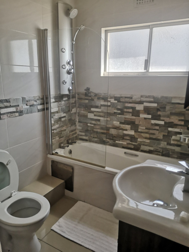 Bathroom 3, 15 Isikhulu, eThekwini