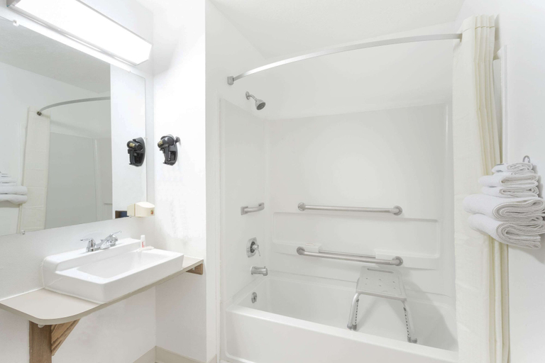 Bathroom 4, Super 8 by Wyndham Logan, Cache