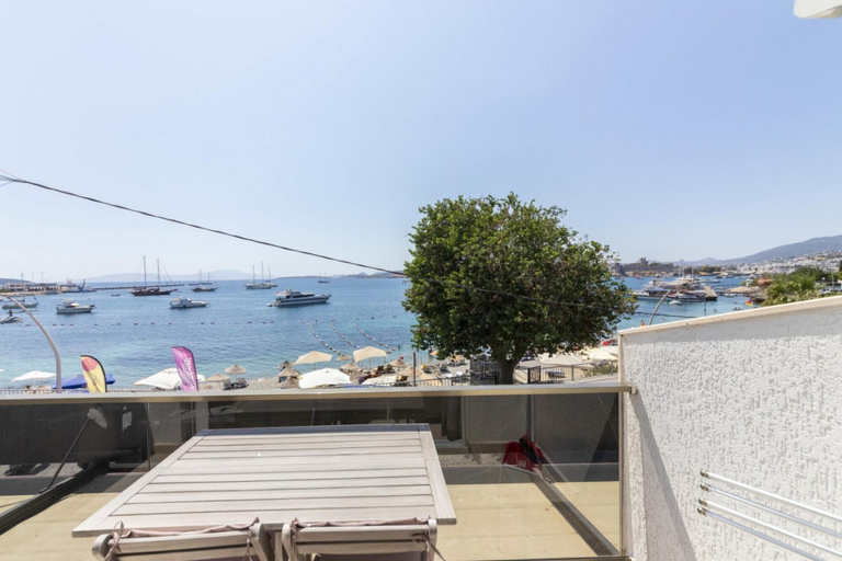 Room 5, Seafront Flat With Excellent Sea View in Bodrum, Bodrum
