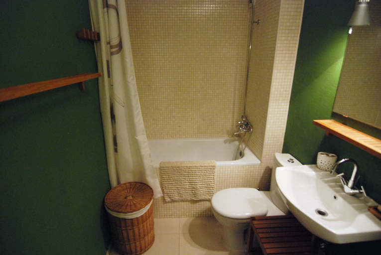 Bathroom, Baratero Garden Apartment, Stolichna