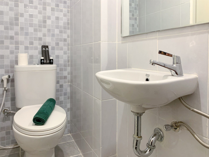 Bathroom 3, Cozy Studio At Tokyo Riverside Pik 2 Apartment, Tangerang
