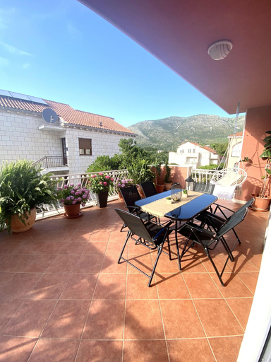 Outdoor dining, Spacious 2-bed Apartment in Cavtat, Konavle