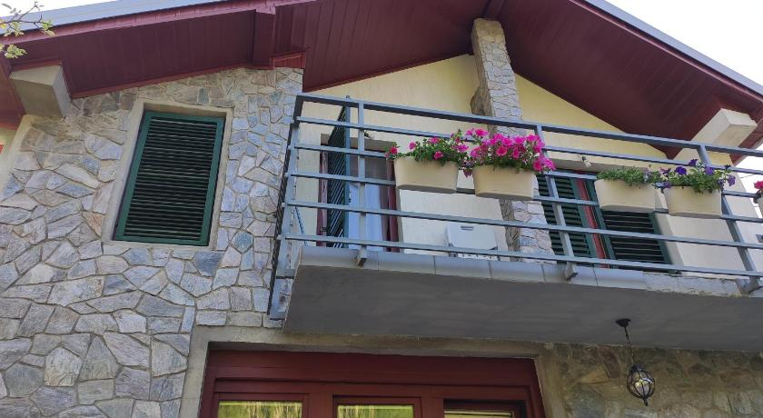 Exterior & Views 1, Jovanov Residence - Remote & Accessible