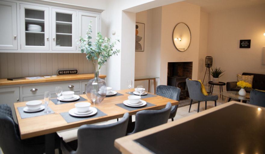 Dining 4, York Minster-3 Bed-sleeps 6-fireplace-free Parking, York