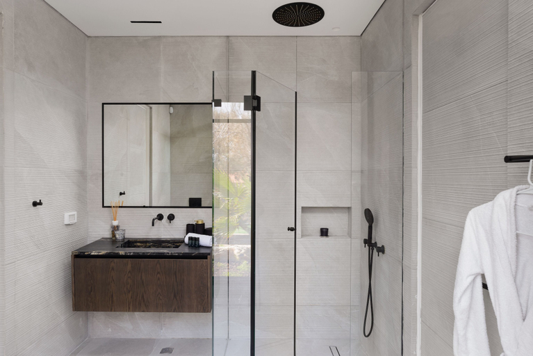 Bathroom 4, Luxury Villa over the Cliffs by FeelHome