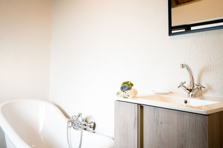 Bathroom 4, Nkanyi Wildlife House & Cottage, Mopani