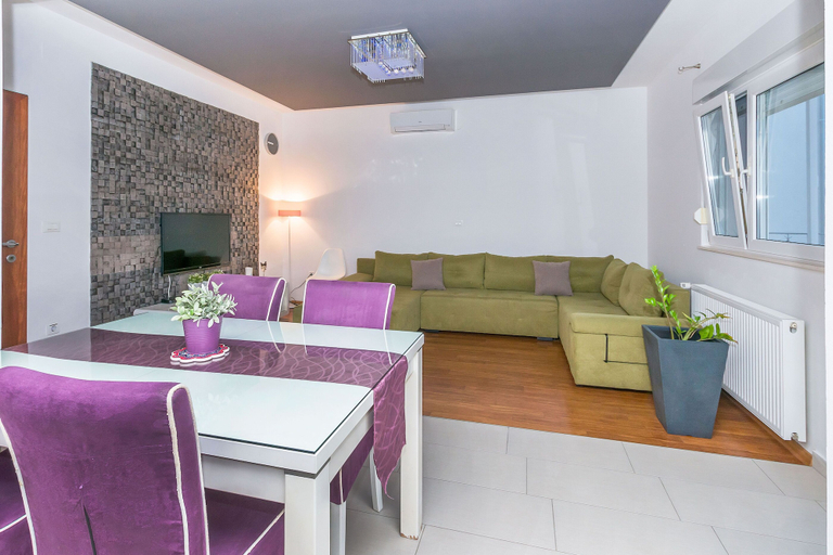 Others 5, Apartment Mario, Podstrana