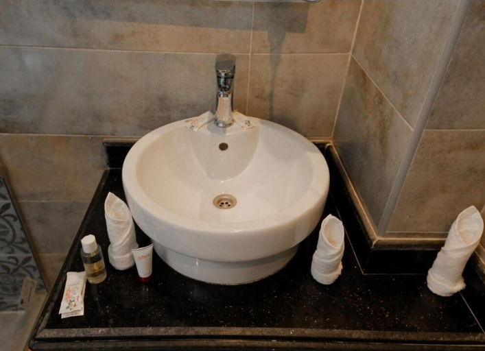 Bathroom 4, Sky pyramids, Unorganized in Al Jizah