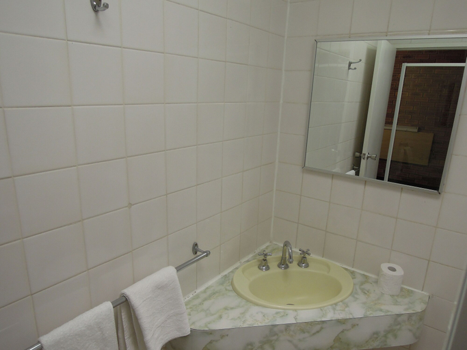 Bathroom 3, Jackaroo Apartments, Moree Plains