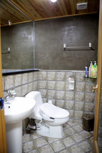 Bathroom, Heungbuga Hanok Guesthouse, Jeonju
